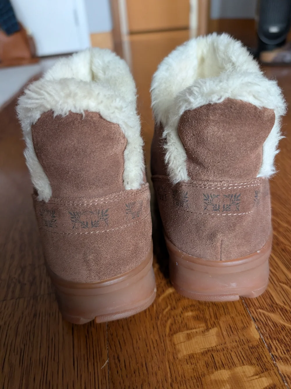 Kamik Brown Ankle Booties Suede Faux Fur Lining Thinsulate Waterproof Women's 9